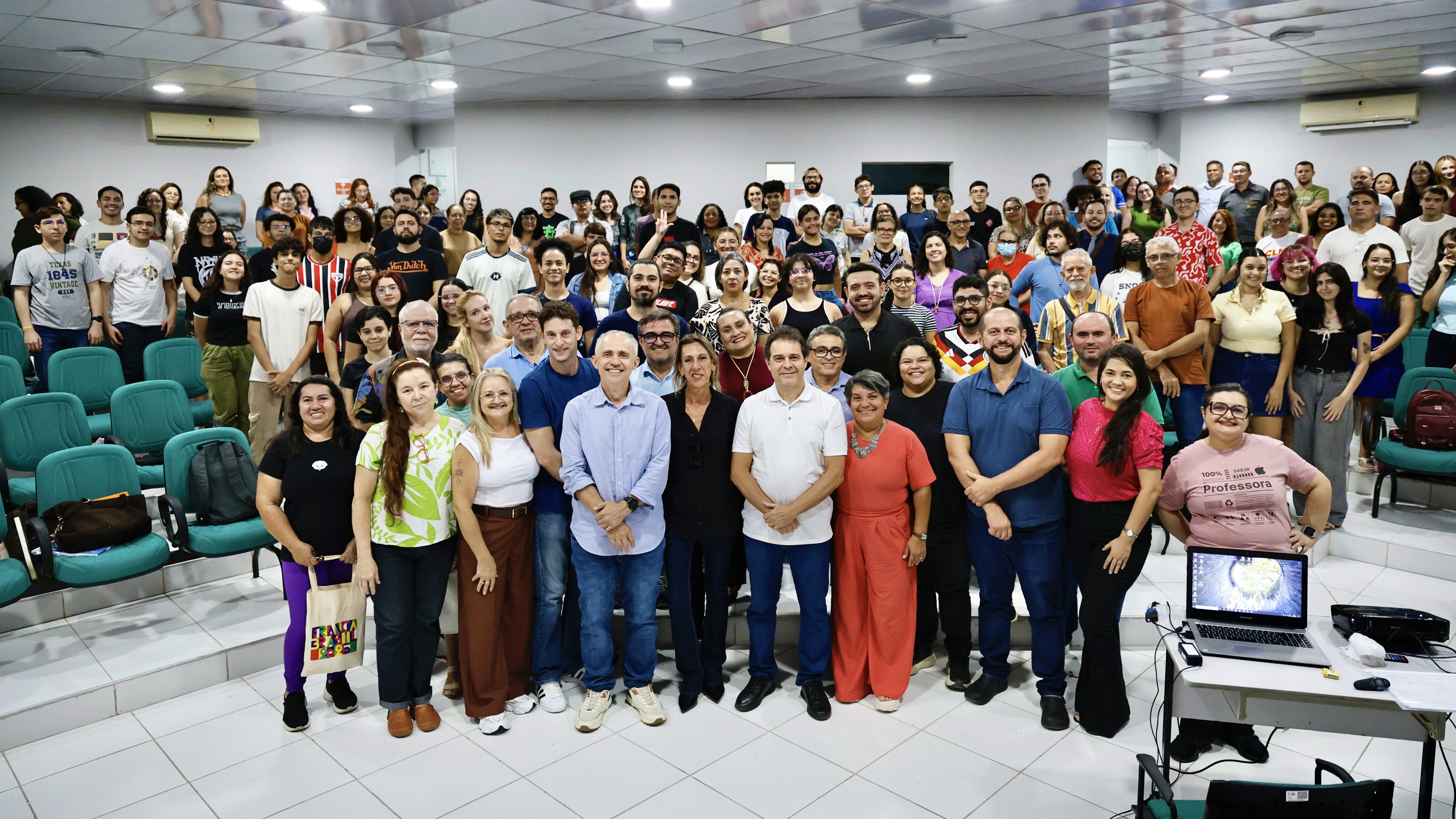 grupo de pessoas posa para a foto